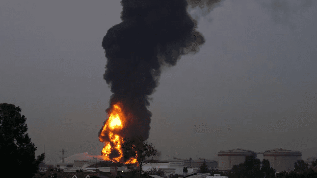US Warplanes Strike Iranian Targets to Reopen Strait of Hormuz as Oil Crisis Deepens