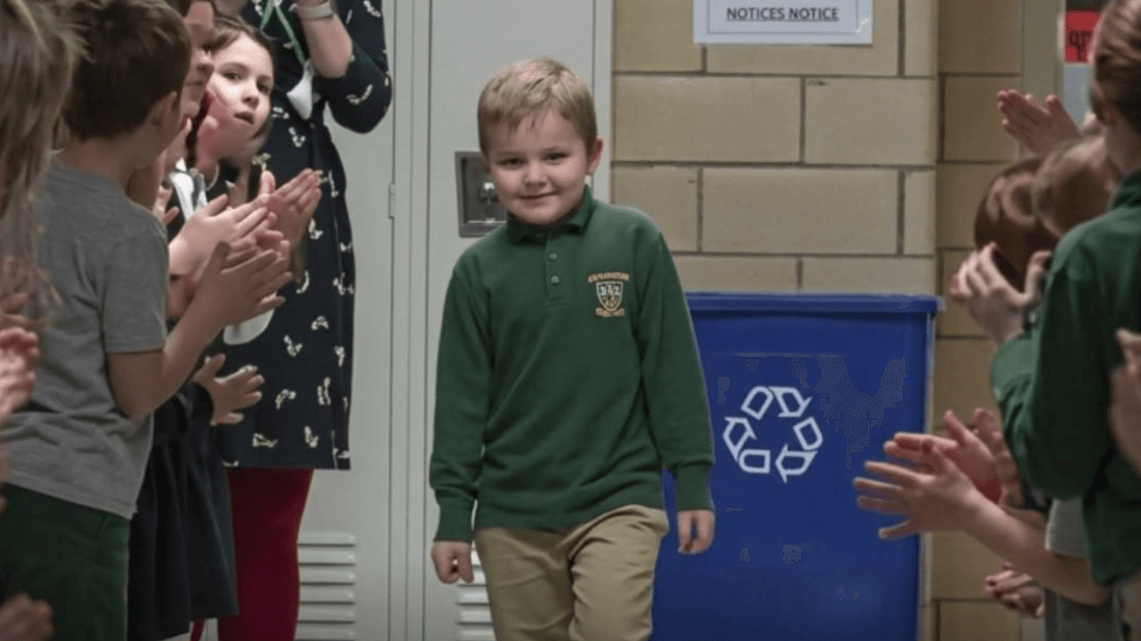 6 Year Old Boy Gets Standing Ovation From Classmates After Finishing Chemotherapy