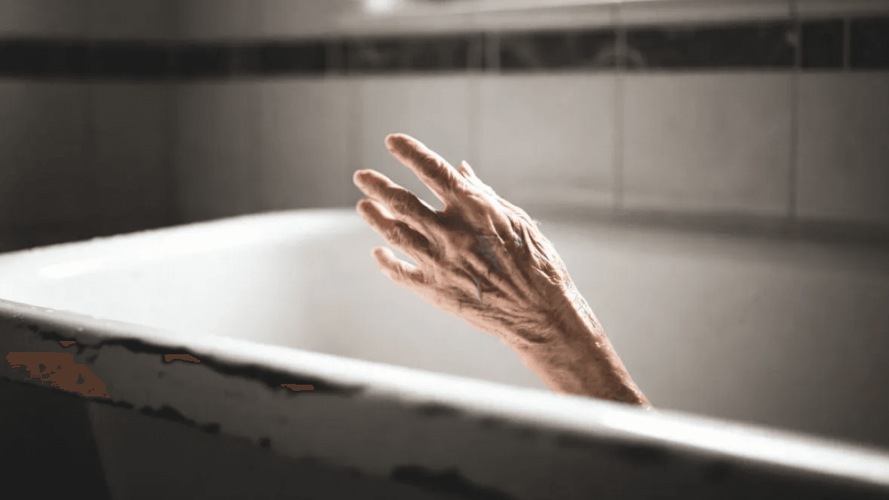 82 Year Old Widow Survives 9 Days Trapped in Bathtub After Fall at North Carolina Home