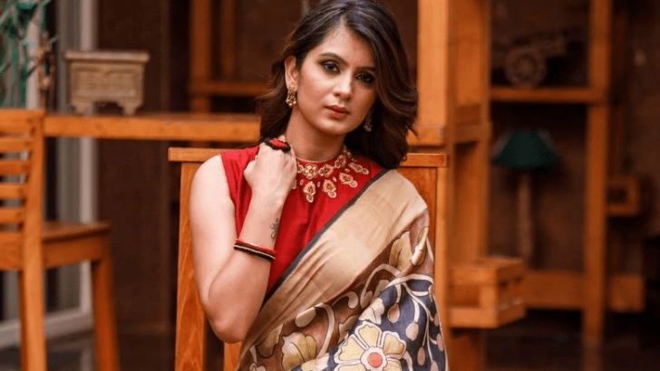 <strong>Designer Sarees and Styles of Wearing Them </strong>