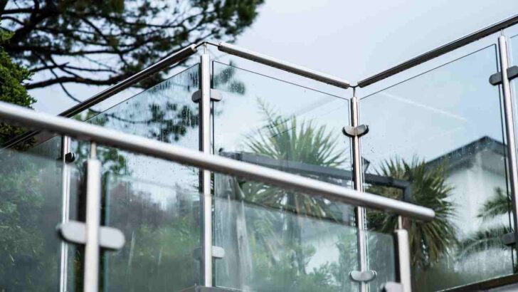 <strong>7 Benefits of Glass Railings</strong>