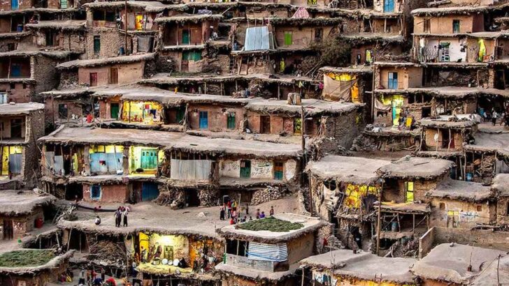 Unusual Architecture Of Houses In The Iranian Village ‘Sar Agha Seyyed’ | The Village Is Isolated From Outsiders In The Winter!