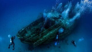 A Man Survives 3 Days In An Upturned Boat At The Bottom Of The Ocean!