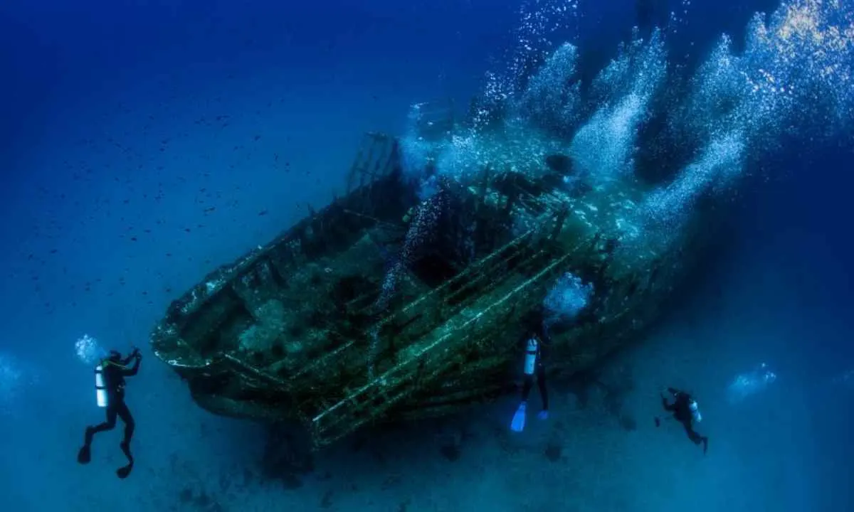 A Man Survives 3 Days In An Upturned Boat At The Bottom Of The Ocean!