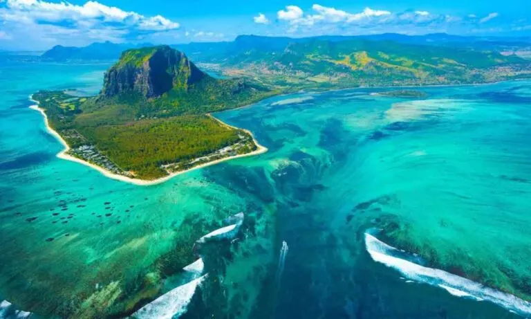 The Stunning Underwater Waterfall in Mauritius | World’s Largest Waterfall That Runs Over 3500 Meters Deep!