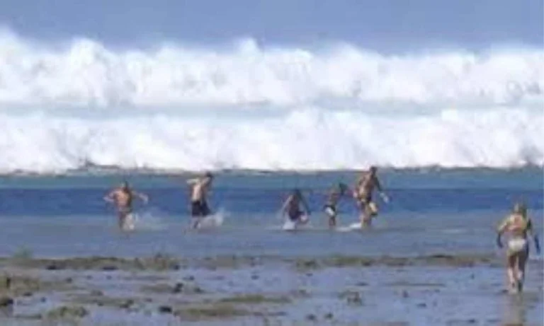 Haunting Photo Shows Tourists Caught by First Tsunami Wave of Disaster That Claimed More Than 220,000 Lives!