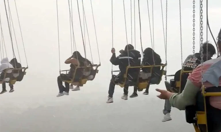 Riders Left Dangling 250 Feet In The Air And Stranded After A Storm Struck The Amusement Park!