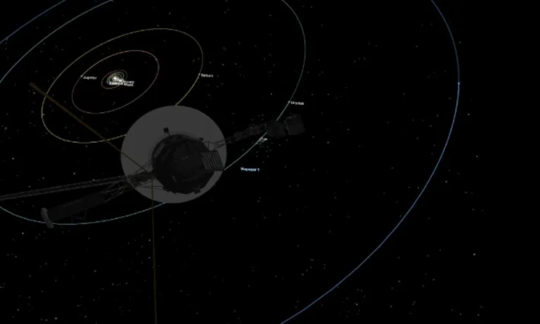 The "Family Potrait" Of Our Solar System | Voyager 1 Is Now Billion Miles Away From Us Carrying Recorded 'Sounds Of Earth'!