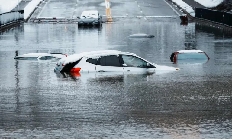 Deadly Floods and Storms Sweep Many US States!