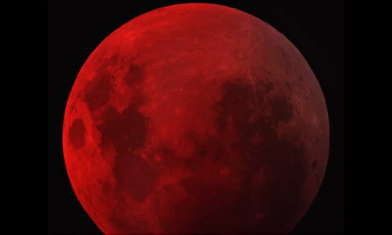 A Rare Total Lunar Eclipse to Turn the Moon "Blood Red"!