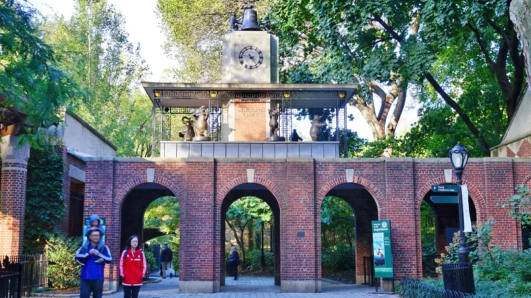 New York Zoo entrance