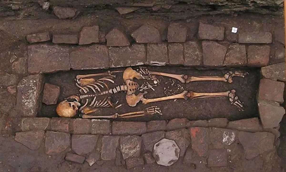 Pregnant Woman Recorded Giving Birth in Her Grave Medieval Coffin Birth of Emme Toplace!